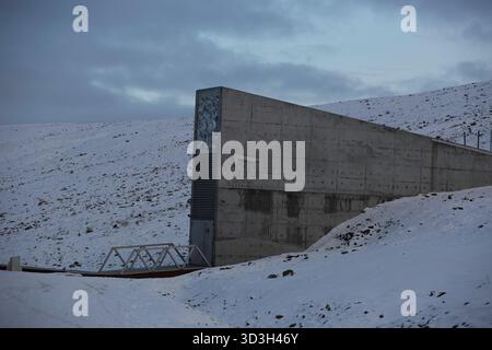 Longyerbeyen, Svalbard, grande structure en béton avec un toit métallique se trouve sur une colline enneigée. La structure est haute et étroite, avec une grande fenêtre sur le Banque D'Images
