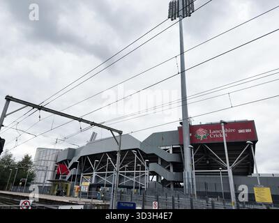 Manchester, Royaume-Uni - 30 septembre 2025 : vue extérieure du stade de cricket du Lancashire à Manchester avec structure métallique, lignes de tramway et ciel nuageux. Banque D'Images