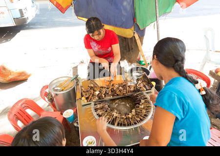 Servir hot pot dans la rue à Yangon, Myanmar Banque D'Images