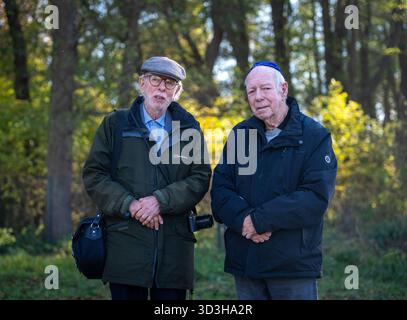 06 novembre 2025, Brandebourg, Fürstenberg/Havel : IB Katznelson (à gauche) et son frère Berl parlent au Mémorial de Ravensbrück après le dévoilement des pierres commémoratives derrière la pierre pour leur mère Karen Katznelson. Le mémorial, composé de 40 blocs de pierre gravés, est destiné à commémorer les quelque 20 000 femmes, hommes et enfants juifs qui ont été emprisonnés dans le camp de concentration des femmes de Ravensbrück entre 1939 et 1945. Le Juif danois Ib Katznelson a été déporté à Ravensbrück avec sa mère enfant en 1943. Photo : Soeren Stache/dpa Banque D'Images