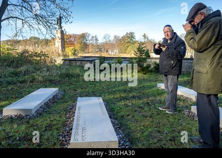 06 novembre 2025, Brandebourg, Fürstenberg/Havel : IB Katznelson (R) et son frère Berl prennent une photo de la pierre pour leur mère Karen Katznelson au Mémorial de Ravensbrück après le dévoilement des pierres commémoratives. Le mémorial, composé de 40 blocs de pierre gravés, est destiné à commémorer les quelque 20 000 femmes, hommes et enfants juifs qui ont été emprisonnés dans le camp de concentration des femmes de Ravensbrück entre 1939 et 1945. Le Juif danois Ib Katznelson a été déporté à Ravensbrück avec sa mère enfant en 1943. Photo : Soeren Stache/dpa Banque D'Images