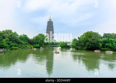 La pagode Tianning est située dans le temple Tianning Chan à Changzhou, dans la province du Jiangsu, en Chine. Il a été construit pour la première fois en avril 2002. La pagode mesure 153,79 mètres de haut et compte 13 étages. Banque D'Images