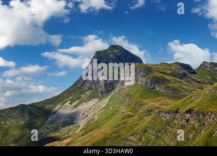 Pittoresque paysage montagneux d'été du parc national de Durmitor, Monténégro, Europe, Balkans Alpes dinariques, patrimoine mondial de l'UNESCO. Durmitor route panoramique, col de Sedlo. Banque D'Images