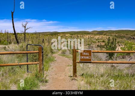 Comté de Montezuma, Colorado, États-Unis - 24 mai 2025 : panneau au départ de l'un des sentiers de randonnée dans le parc national de Mesa Verde Banque D'Images