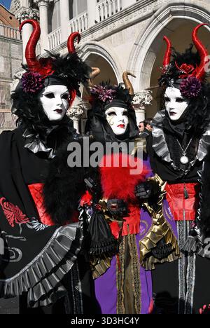Venise, Italie - 6 mars 2011 : participants en costumes pendant le Carnaval de Venise. Le carnaval 2011 s’est tenu du 26 février au 8 mars Banque D'Images