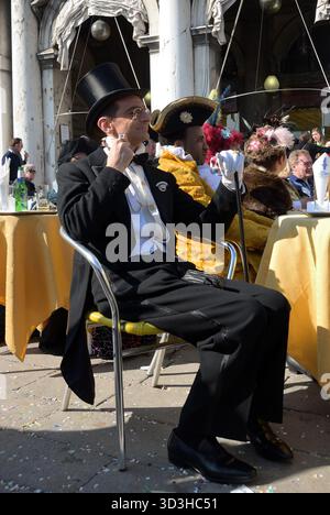 Venise, Italie - 6 mars 2011 : participants en costumes pendant le Carnaval de Venise. Le carnaval 2011 s’est tenu du 26 février au 8 mars Banque D'Images