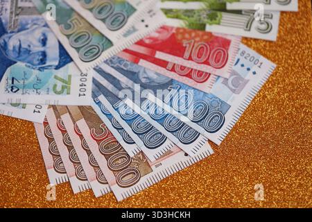 Pakistan roupies billets de banque sur fond jaune doré. Les factures d'argent pakistanaises actuelles sont sur la table en gros montant. Le concept d'affaires et d'investissement au Pakistan Banque D'Images