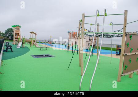 Aire de jeux pour enfants vide avec bateau en bois, toboggans et cadres d'escalade Banque D'Images