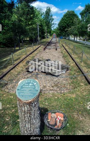 Le Sumatra Railway Memorial est l'une des rares répliques au monde du Sumatra Death Railway Banque D'Images