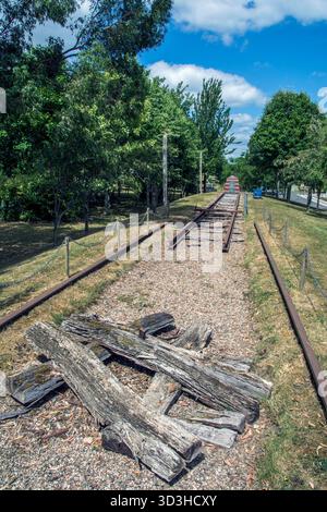 Le Sumatra Railway Memorial est l'une des rares répliques au monde du Sumatra Death Railway Banque D'Images