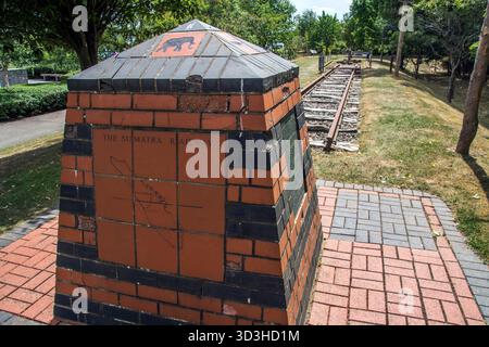 Le Sumatra Railway Memorial est l'une des rares répliques au monde du Sumatra Death Railway Banque D'Images