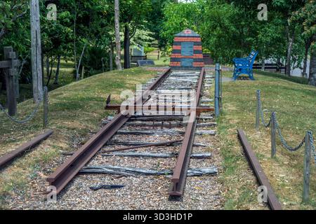 Le Sumatra Railway Memorial est l'une des rares répliques au monde du Sumatra Death Railway Banque D'Images