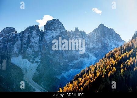 Belle vallée de Val Venegia dans les montagnes des dolomites en italie après le lever du soleil, matin d'automne froid et beau feuillage d'automne, mélèzes dorés Banque D'Images