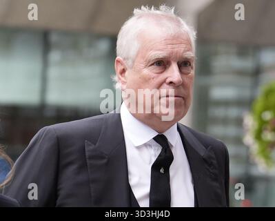 Photo du dossier datée du 16/09/25 du duc d'York arrivant pour le service de masse du Requiem pour la duchesse de Kent, à la cathédrale de Westminster, au centre de Londres. Le roi a formellement retiré à Andrew Mountbatten Windsor le titre de prince et son style de SAR en délivrant des lettres patentes. Date de la photo : jeudi 6 novembre 2025. Banque D'Images