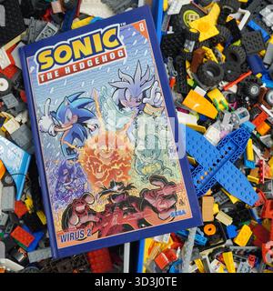 Un livre posé sur des briques Lego Banque D'Images