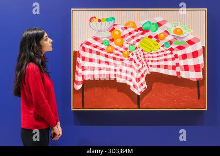 Londres, Royaume-Uni. 06 novembre 2025. Staff with Still Life with No Curtains, septembre 2025. « Some Svery, very, very New Paintings Not Yet Shown in Paris » fait ses débuts avec des peintures jamais vues, achevées dans le studio londonien de David Hockney au cours des six derniers mois. Le spectacle est l'exposition inaugurale dans le nouvel espace d'Annely Juda Fine Art sur Hanover Square. Crédit : Imageplotter/Alamy Live News Banque D'Images