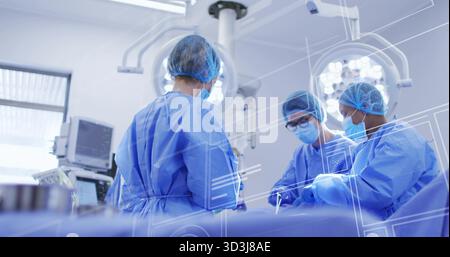 Équipe chirurgicale opérant l'opération en salle chirurgicale, avec lumières et superpositions de moniteur Banque D'Images