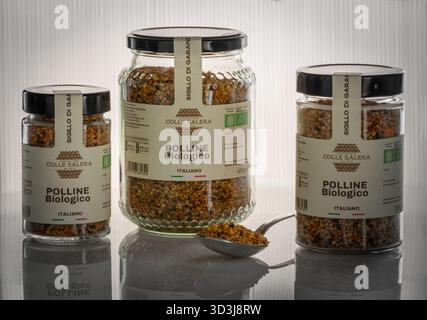 Granulés de pollen d'abeille dans des pots en verre, un complément naturel et biologique pour le bien-être et la nutrition. Abruzzes, Italie, Europe Banque D'Images