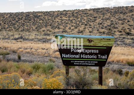 Austin, Nevada - Un panneau marque le chemin de la piste historique Pony Expresss. Banque D'Images