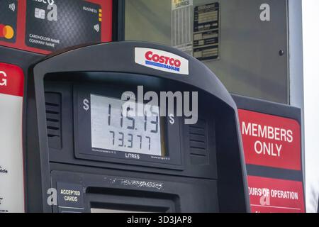 Calgary, Alberta, Canada. 23 mars 2025. Gros plan de l'affichage d'une pompe à essence Costco montrant la quantité totale et le volume distribué, avec le marquage et Banque D'Images