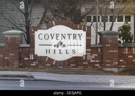 Calgary, Alberta, Canada. 23 mars 2025. Une photo au niveau de la rue d'un panneau communautaire de Coventry Hills, avec son nom en lettrage stylisé contre un bri Banque D'Images
