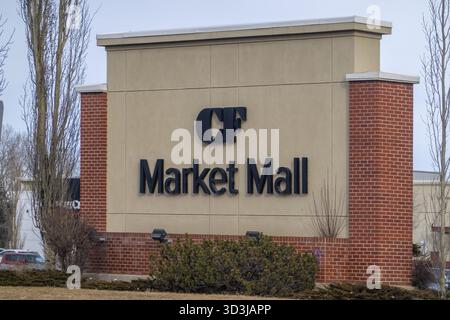 Calgary, Alberta, Canada. 23 mars 2025. Une photo au niveau de la rue du Market Mall, avec son logo et sa signalisation CF distinctifs, avec des archi en brique et en stuc Banque D'Images