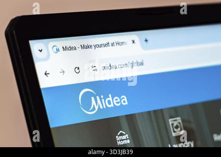 New York, États-Unis - 26 janvier 2025 : le site officiel de Midea affiché sur l'écran d'un ordinateur portable présentant les solutions de maison intelligente et d'électroménager Banque D'Images