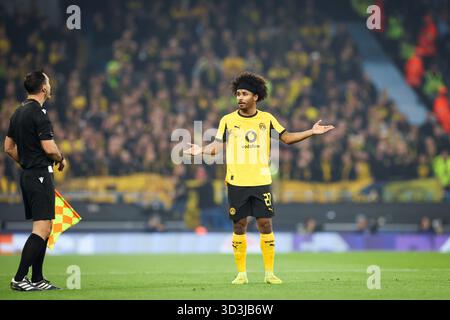 Manchester, Royaume-Uni. 05 novembre 2025. L'attaquant du Borussia Dortmund Karim Adeyemi (27) se dispute avec le linesman lors du match Manchester City contre Borussia Dortmund UEFA Champions League Round 1 League Stage match au stade Etihad de Manchester, Angleterre le 5 novembre 2025 Credit : Phil Duncan/Every second Media Credit : Every second Media/Alamy Live News Banque D'Images
