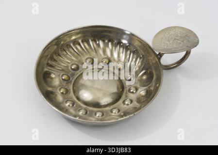 Den Helder, pays-Bas. 15 décembre 2024. Un tastevin plaqué argent, un outil d'un sommelier. Banque D'Images