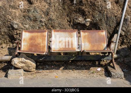 Old Seats o the Road side près du point de vue Castleton Tea Garden, Kurseong, Darjeeling, Inde Banque D'Images