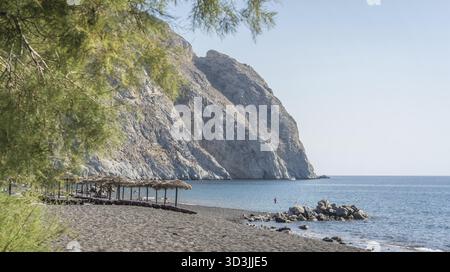 Plage de Perivolos, Santorini, Grèce - août 2022 : calme et tranquillité en début de matinée sur la plage populaire de Santorini Banque D'Images