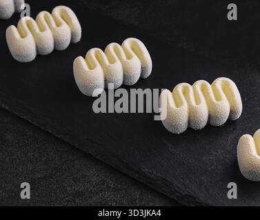 Nourriture, trois chocolats contemporains gâteaux moussés sur pierre Banque D'Images