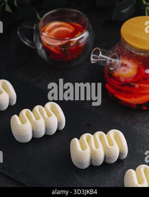 Nourriture, trois chocolats contemporains gâteaux moussés sur pierre Banque D'Images