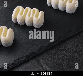 Nourriture, trois chocolats contemporains gâteaux moussés sur pierre Banque D'Images