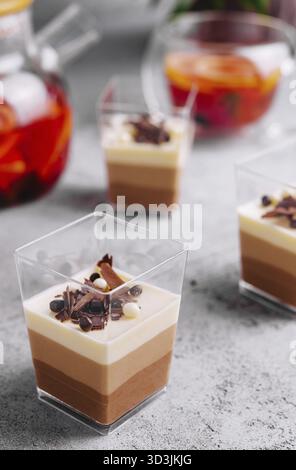 Nourriture, bagatelles de dessert superposées dans des verres transparents Banque D'Images