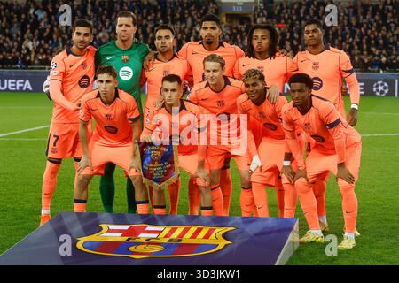 Bruges, Belgique. 05 novembre 2025. L'équipe du FC Barcelone pose devant la Ligue des champions de l'UEFA, phase de Ligue, match de football MD4 entre le Club Brugge KV et le FC Barcelone le 5 novembre 2025 au Jan Breydelstadion à Bruges, Belgique - photo Jean Catuffe/DPPI crédit : DPPI Media/Alamy Live News Banque D'Images