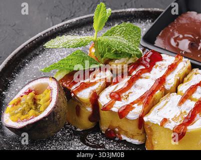 Nourriture, délicieux petits pains de sushi aux fruits en crêpe avec fromage cottage Banque D'Images