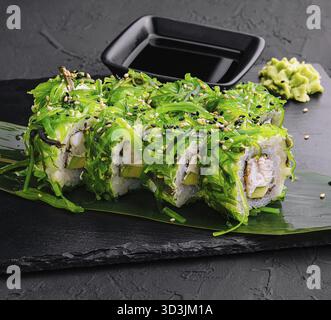 Nourriture, petits pains de sushi avec fruits de mer et salade de chuka Banque D'Images