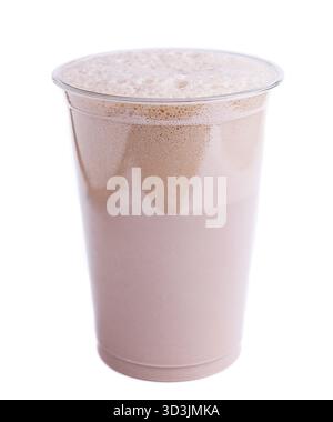 Nourriture, Milk-Shake au chocolat dans une tasse à emporter en plastique isolé Banque D'Images