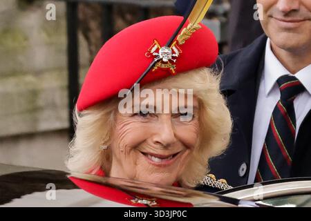 Londres. ROYAUME-UNI. 06 novembre 2025. La reine Camilla porte un béret prononçant « mort ou gloire » alors qu'elle assiste à la 97e année du champ du souvenir à l'abbaye de Westminster à Londres. Le champ du souvenir a été organisé par la fabrique de coquelicots et se tient dans le parc de l'abbaye de Westminster depuis novembre 1928 pour commémorer ceux qui ont perdu la vie au service des forces armées. Crédit : Dinendra Haria/Alamy Live News Banque D'Images