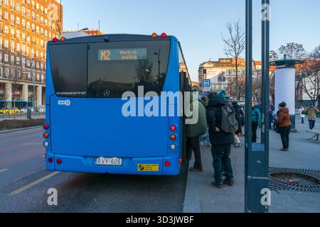Bus de remplacement du métro Blue M2 (Mercedes Conecto) embarquant dans le centre de Budapest pendant une interruption du service M2. Banque D'Images