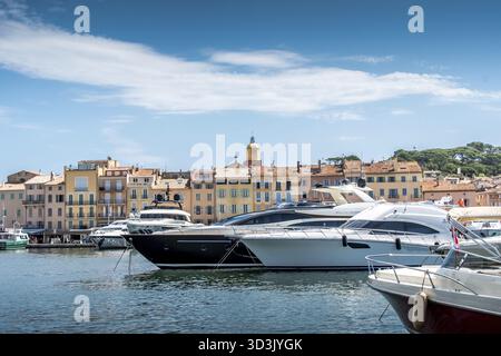 Saint-Tropez et son port de pêche et ses yachts en été en France Banque D'Images