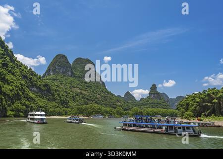 Yangshuo, Chine - août 2019 : trafic de bateaux de tourisme transportant des touristes naviguant parmi les magnifiques paysages karstiques sur le magnifique Li rov Banque D'Images
