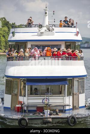 Yangshuo, Chine - août 2019 : foule de femmes chinoises debout sur le pont d'observation supérieur d'un bateau touristique pendant le voyage sur le magnifique riv Li Banque D'Images