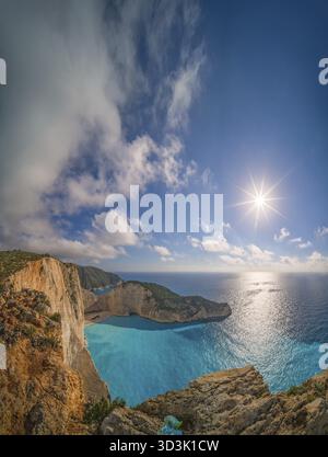 Vue sur le soleil qui brille au-dessus des falaises, Shipwreck Cove en été sur l'île de Zante, Grèce Banque D'Images