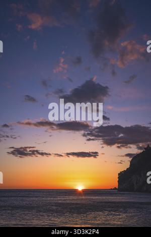 Magnifique coucher de soleil sur les falaises de Petrovac, Monténégro côte Banque D'Images