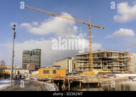 OSLO, Norvège, mars 2018 : chantier avec grues et conteneurs à Bjorvika à Oslo, à côté de l'Opéra Banque D'Images