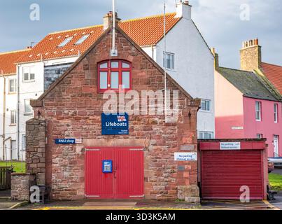 Le magasin et la station de sauvetage de la Royal National Lifeboat institution (RNLI), Dunbar Harbour, East Lothian, Écosse, Royaume-Uni Banque D'Images