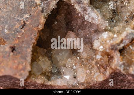 Des cristaux lumineux sont visibles à l'intérieur de la pierre brute, révélant un beau spectacle géologique. Bas Rhin, Alsace, France, Europe. Banque D'Images