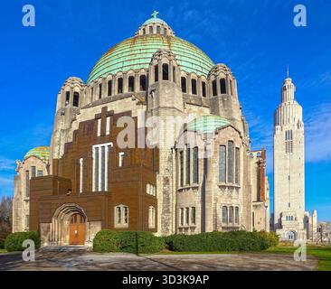 Église du Sacré-cœur, également appelée notre-Dame de Lourdes, et Mémorial Interallie sur une colline à Cointe, Liège, Belgique. Banque D'Images